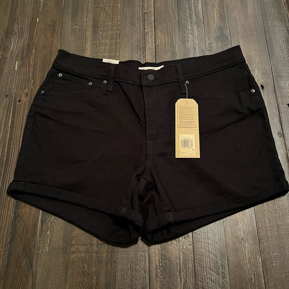 Black high rise Levi’s denim shorts